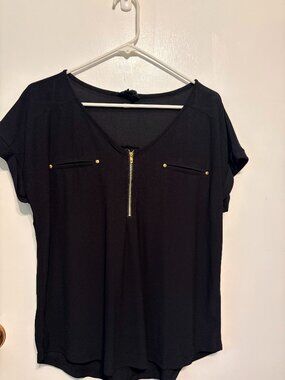 Flower & Feather Black Zip V-Neck Blouse Large Gold Hardware Short Sleeve Top
